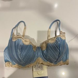 La perla bra, size 3, in blue, new with tag.
